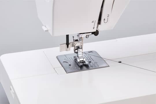 Janome 1522 Mechanical 22-Stitch Sewing Machine with Wide Sewing Bed